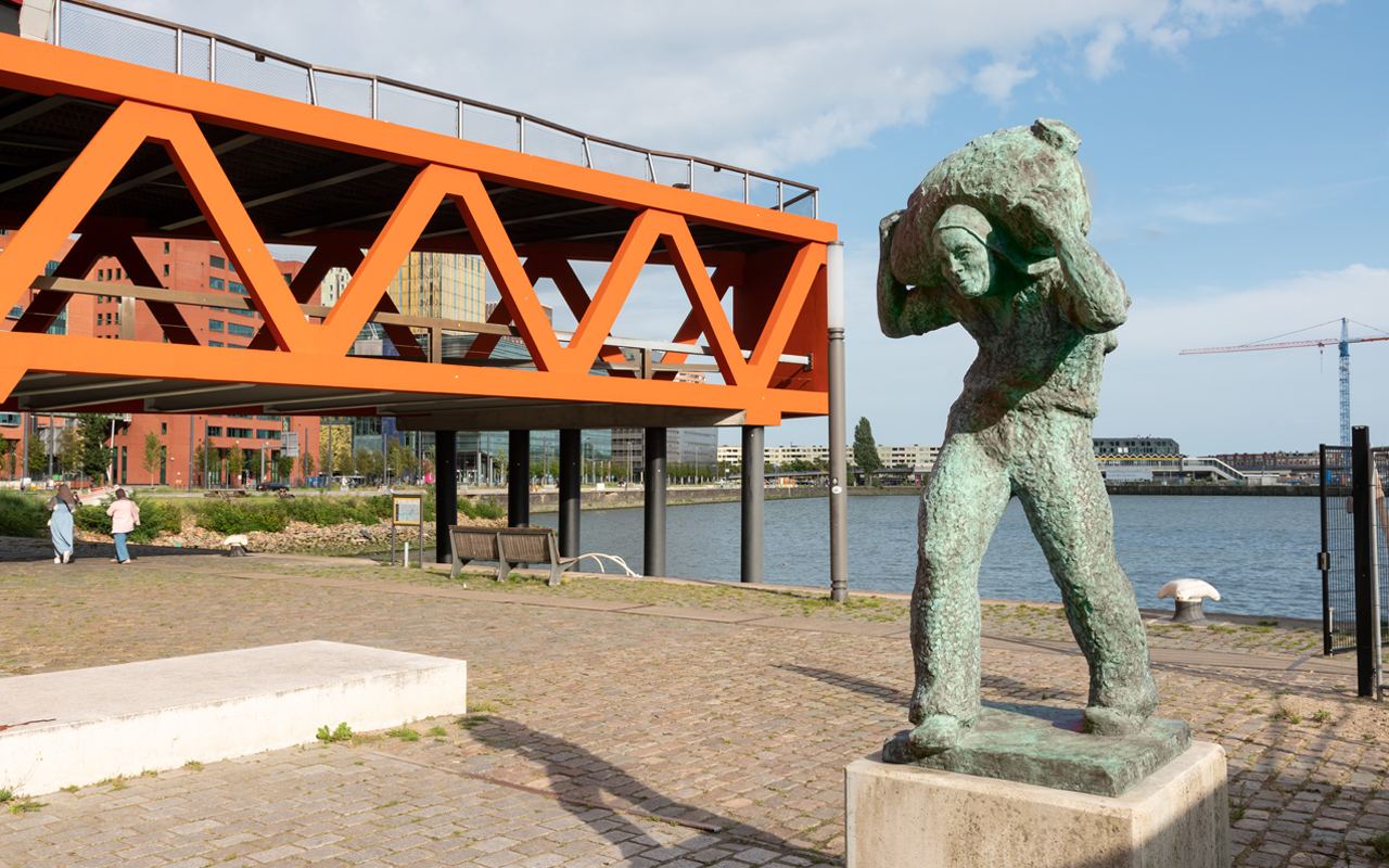 Han Rehm - De Lastdrager - Wilhelminapier