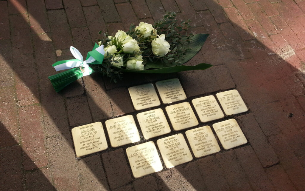 Gunter Demnig - Stolpersteine Breede Hilledijk 161a (24-2-2016) - foto BKOR archief